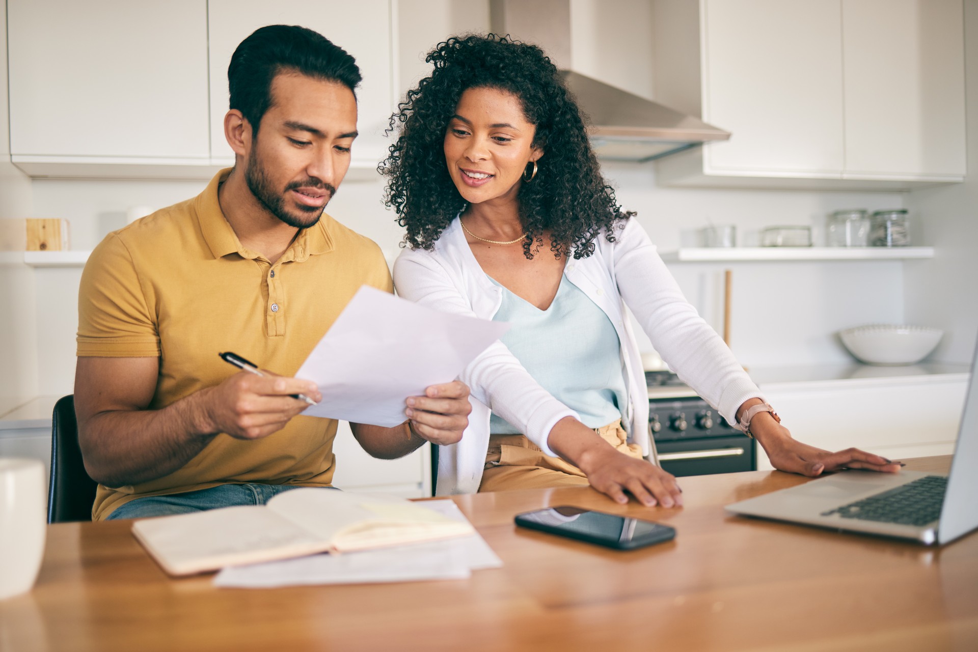 Casal, papelada de seguro e planejamento orçamentário com laptop, contas e finanças com impostos e hipoteca. Documentos financeiros, pagamento e empréstimo com política, auditoria e revisão com gestão de ativos