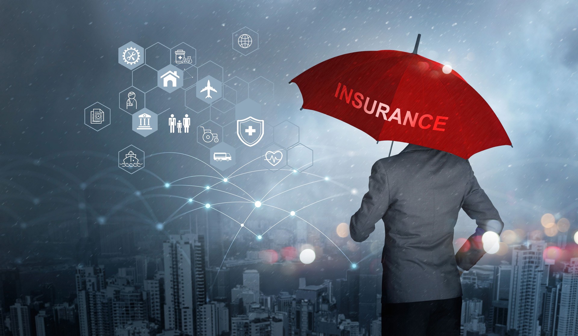 Conceito de seguro, Empresário segurando guarda-chuva vermelho na chuva caindo com proteção com ícones negócios, saúde, financeiro, vida, família, acidentes e seguro logístico em fundo da cidade